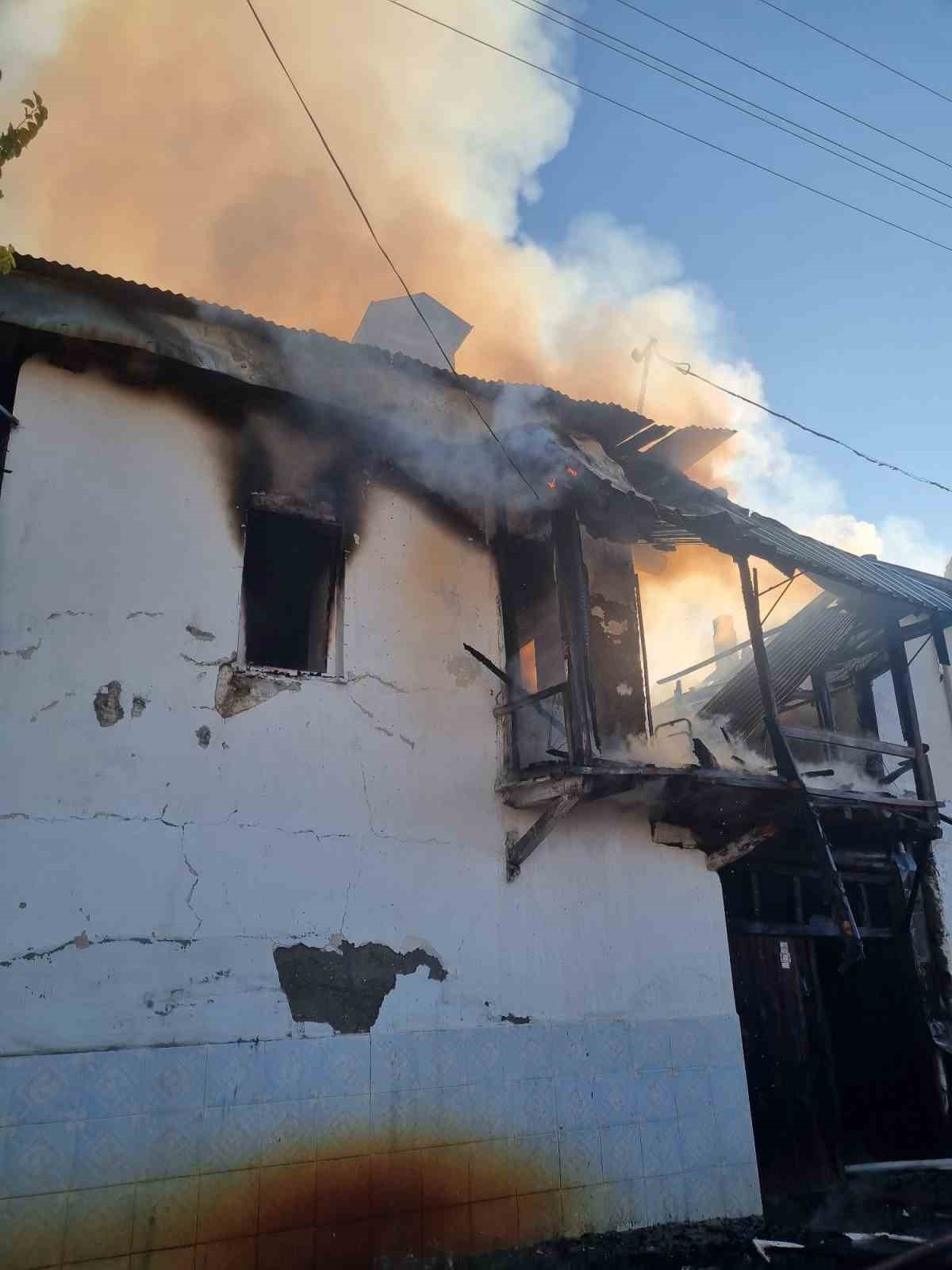 Burdur’da çıkan yangında yaşlı çift hayatını kaybetti 8 burdurda cikan yanginda yasli cift hayatini kaybetti 4 ldFXt5N9