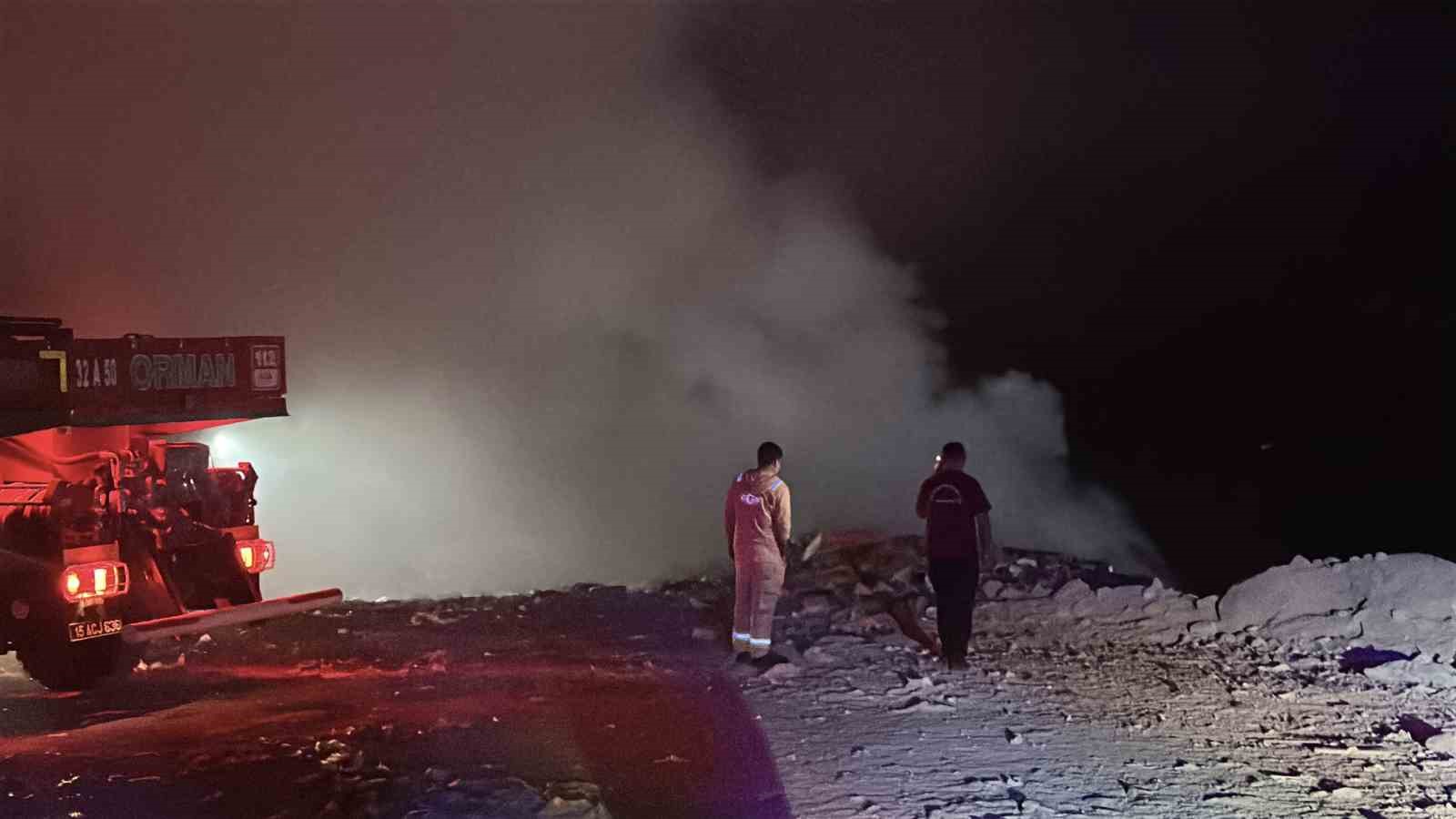 Burdur’da çöp depolama alanında yangın 4 burdurda cop depolama alaninda yangin 0 iWgHQleb