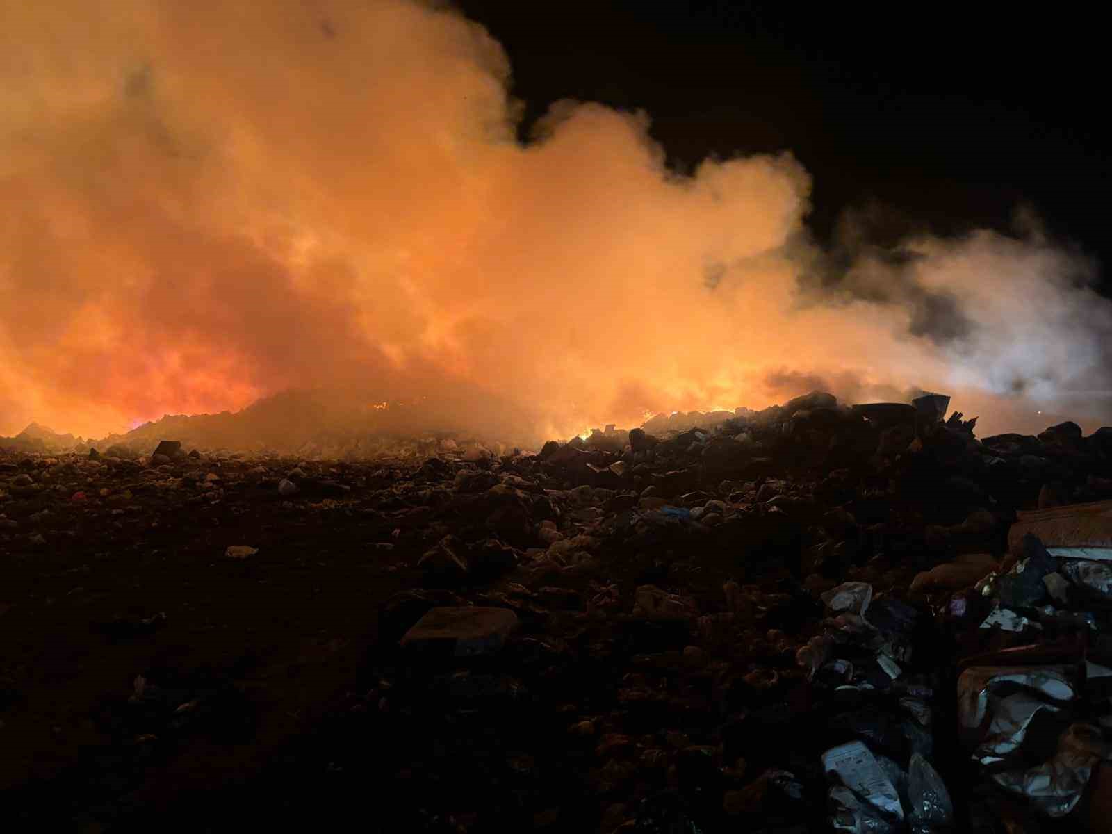 Burdur’da çöp depolama alanında yangın 9 burdurda cop depolama alaninda yangin 5 Hi7nrCRk