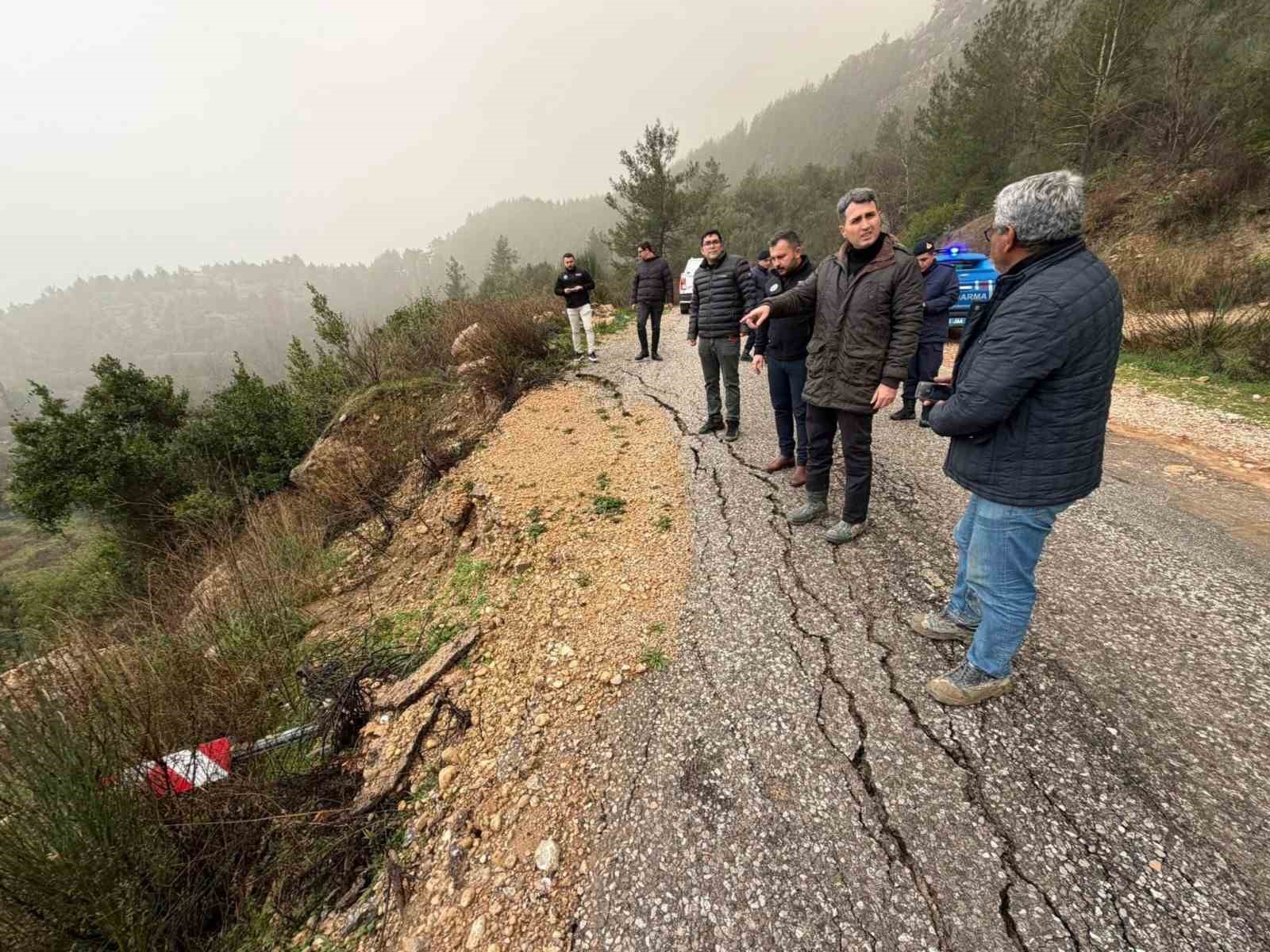 burdurda etkili olan yagistan dolayi yol coktu 2 WjIsOvDu