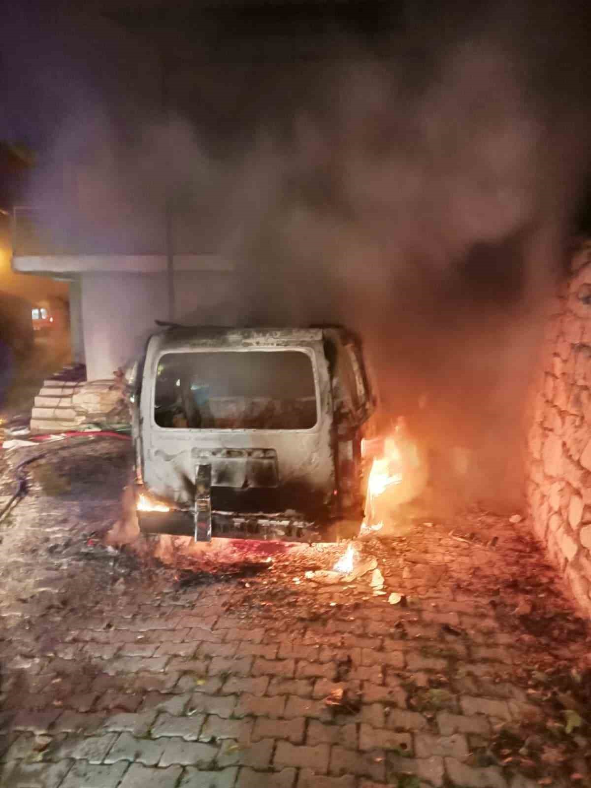 burdurda evde cikan yangin hafif ticari araca sicradi 3 qFzRu5Pp