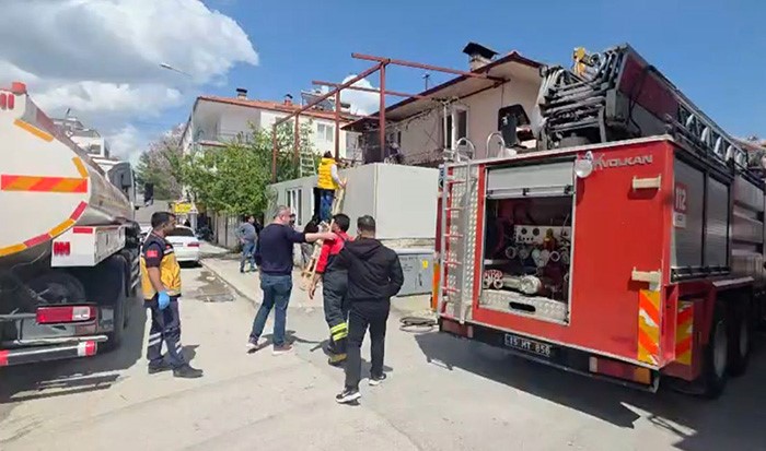 burdurda evin bitisigindeki depoda yangin korkuttu 0 hIL8TKD3