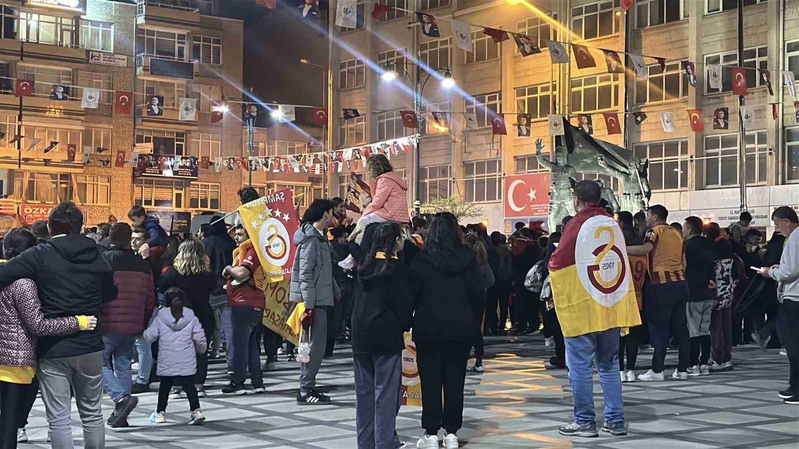 burdurda galatasarayli taraftarlar konvoylarla kutlama yapti 1 c7TAdrEv