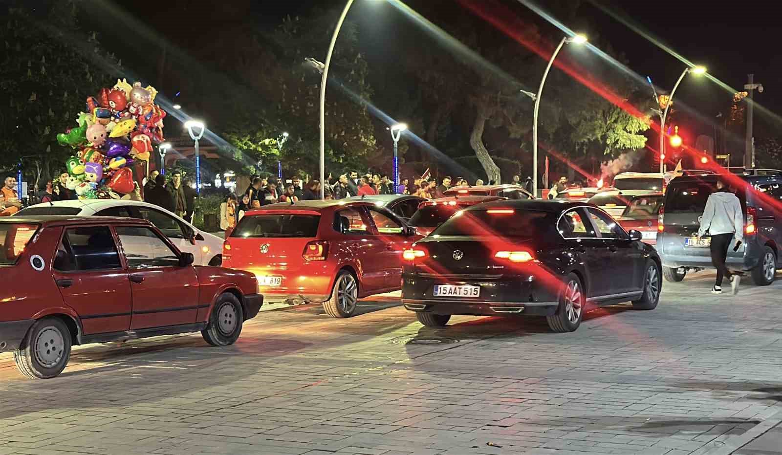 burdurda galatasarayli taraftarlar konvoylarla kutlama yapti 2 unQB96I8