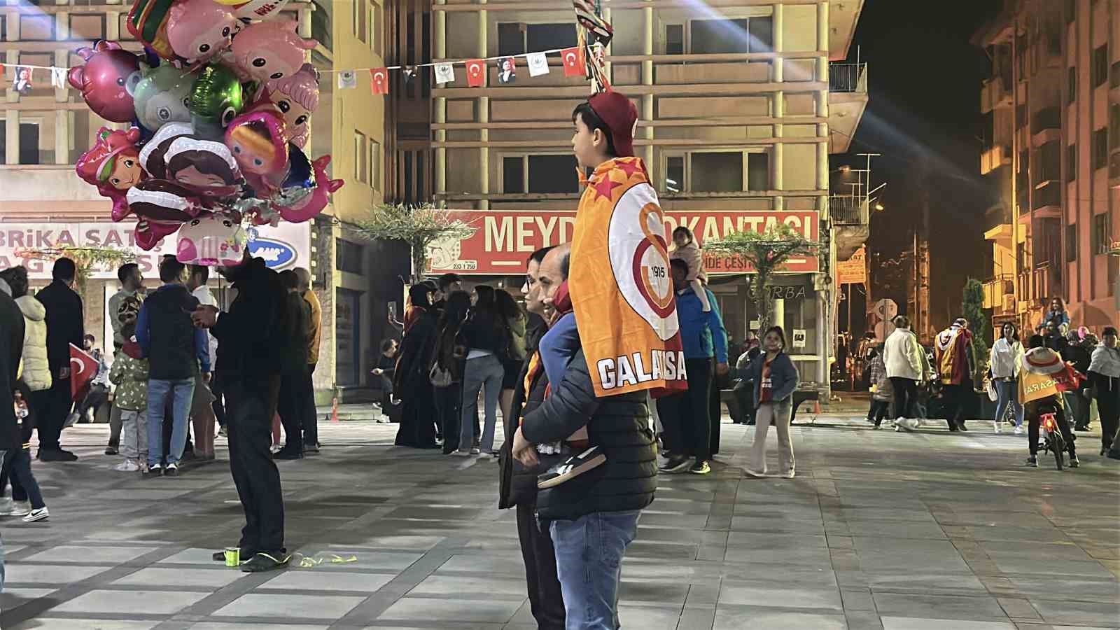 burdurda galatasarayli taraftarlar konvoylarla kutlama yapti 3 ZLNHM564