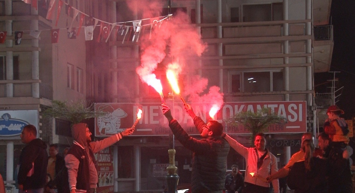 burdurda galatasarayli taraftarlar konvoylarla kutlama yapti 4 G2OIwMER