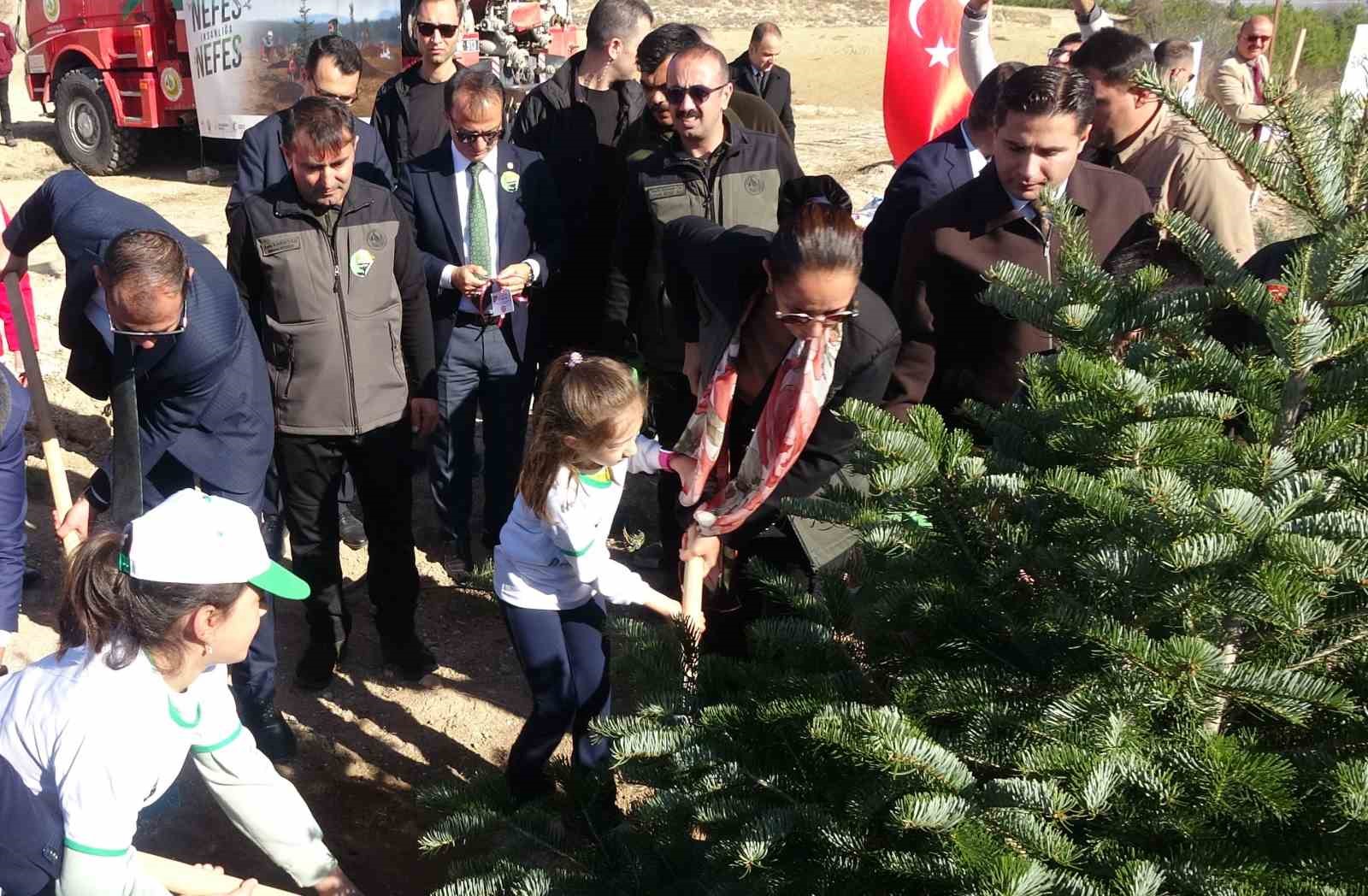 burdurda gelecege nefes insanliga nefes diyerek 13 bin fidan toprakla bulusturuldu 2 98O6Eyty