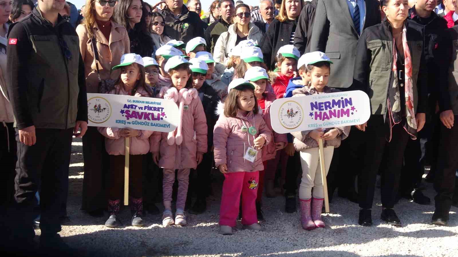 burdurda gelecege nefes insanliga nefes diyerek 13 bin fidan toprakla bulusturuldu 3 XS7ypAcz