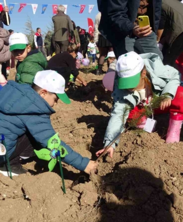 burdurda-gelecege-nefes-insanliga-nefes-diyerek-13-bin-fidan-toprakla-bulusturuldu-e5ujclb8.jpg