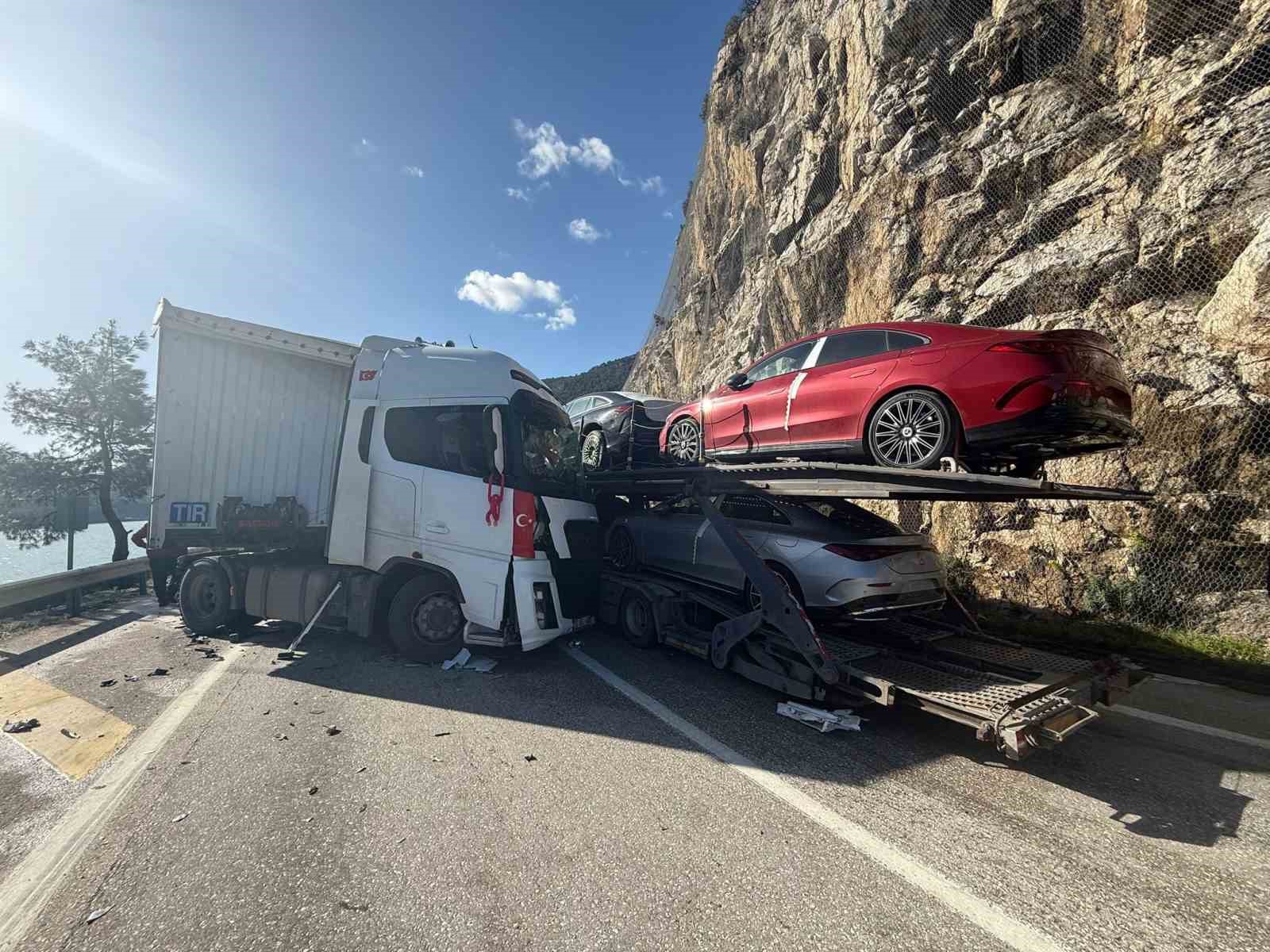 burdurda iki tir kafa kafaya carpisti 1i agir 2 yarali 1 jlN7W94n