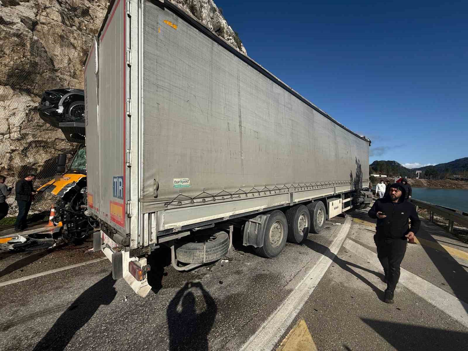 burdurda iki tir kafa kafaya carpisti 1i agir 2 yarali 2 tebeZbAh