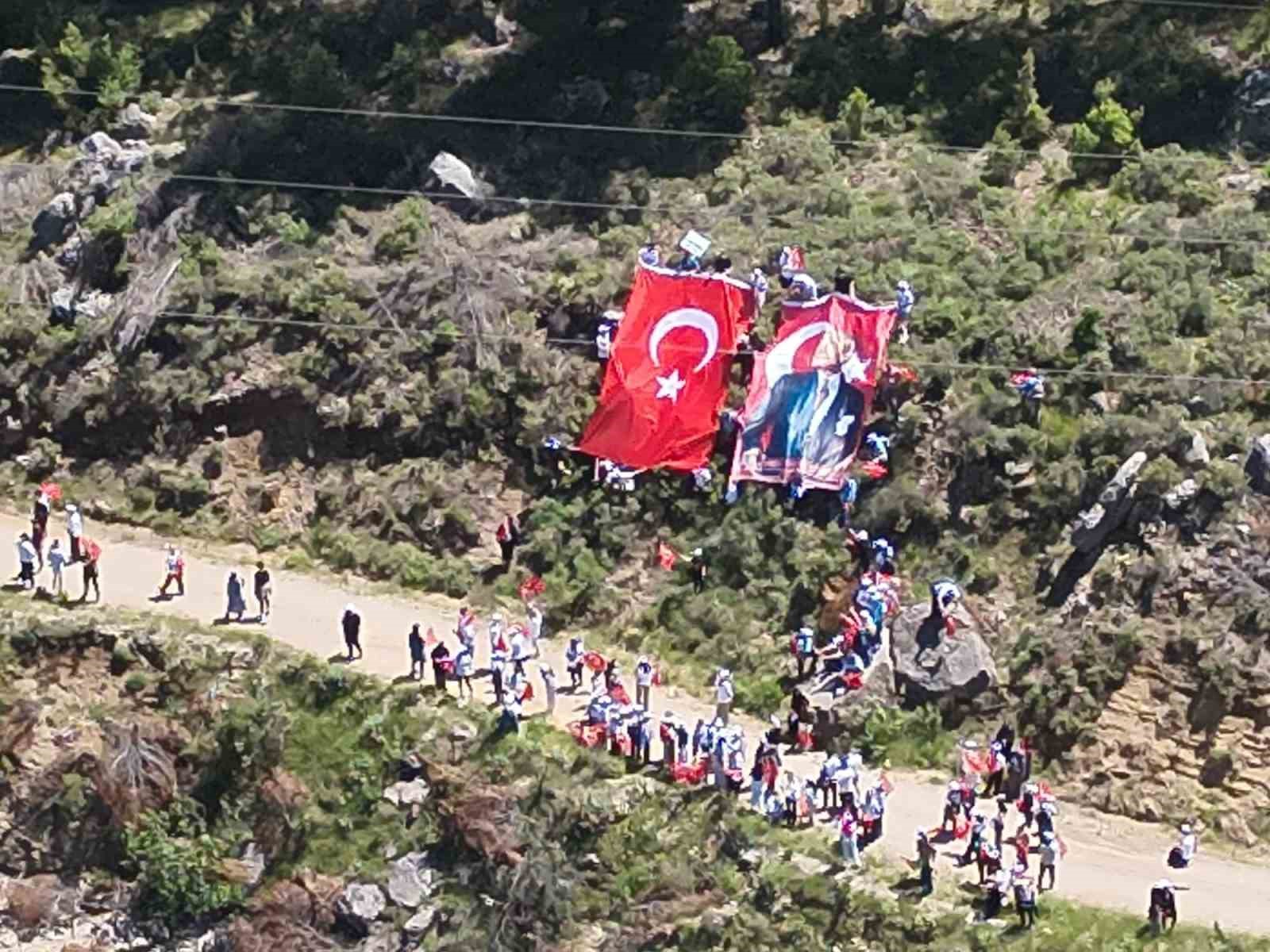 burdurda jandarmadan 54 metrekarelik dev turk bayragi 2 KSmTCnVi