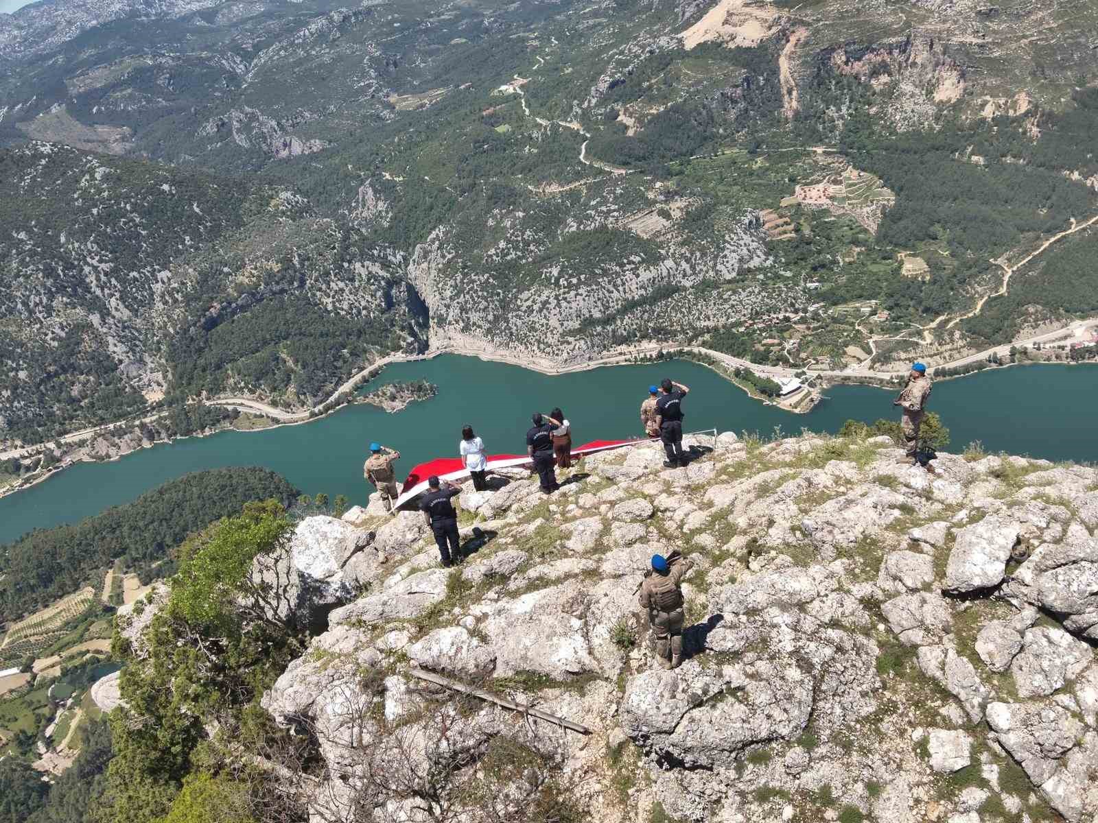 burdurda jandarmadan 54 metrekarelik dev turk bayragi 3 aAenGYQI
