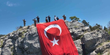 burdurda-jandarmadan-54-metrekarelik-dev-turk-bayragi-kj7tM3ZK.jpg