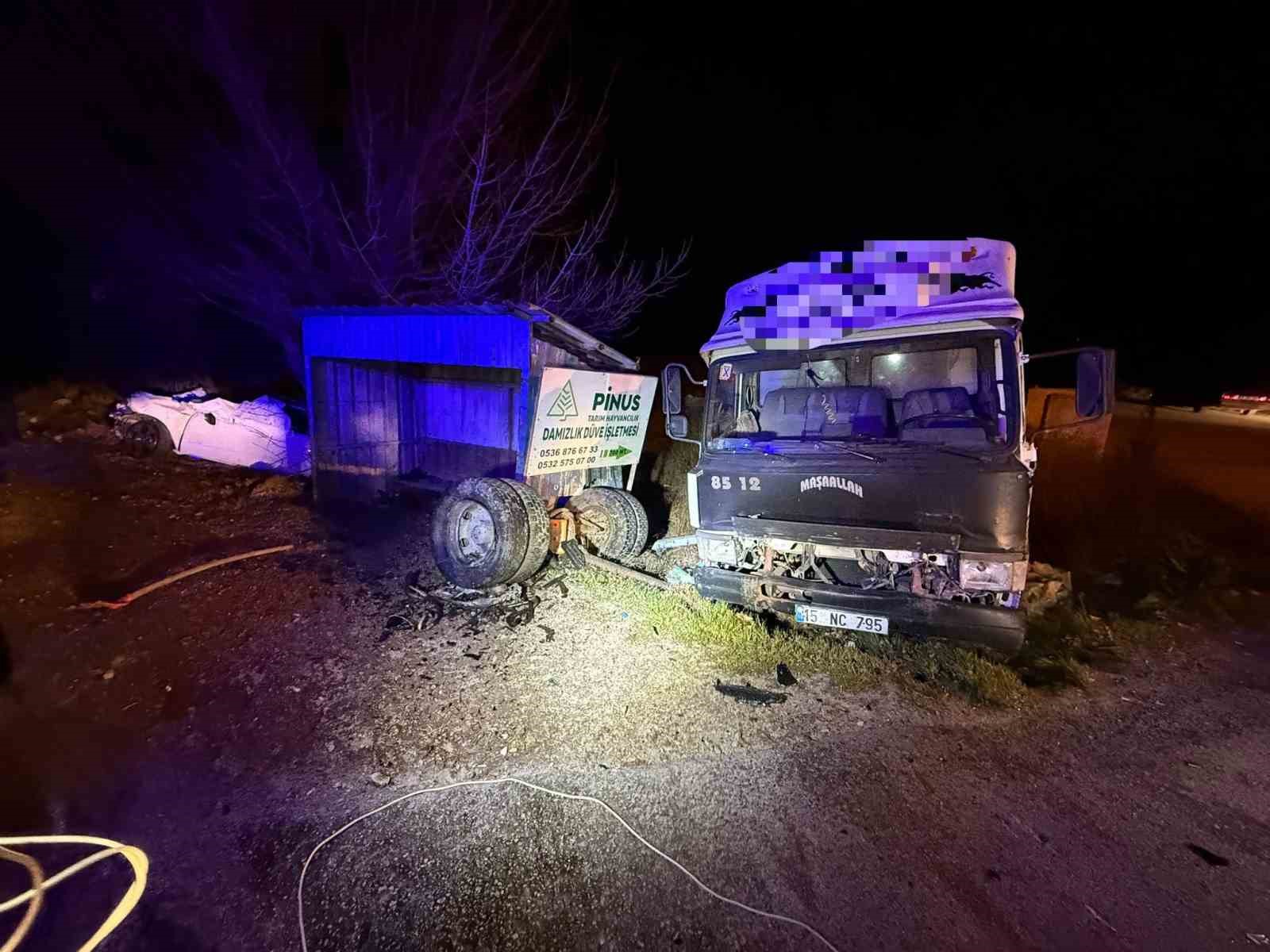 burdurda kamyonet ile carpisan otomobil hurdaya dondu 1 olu 1 yarali 1