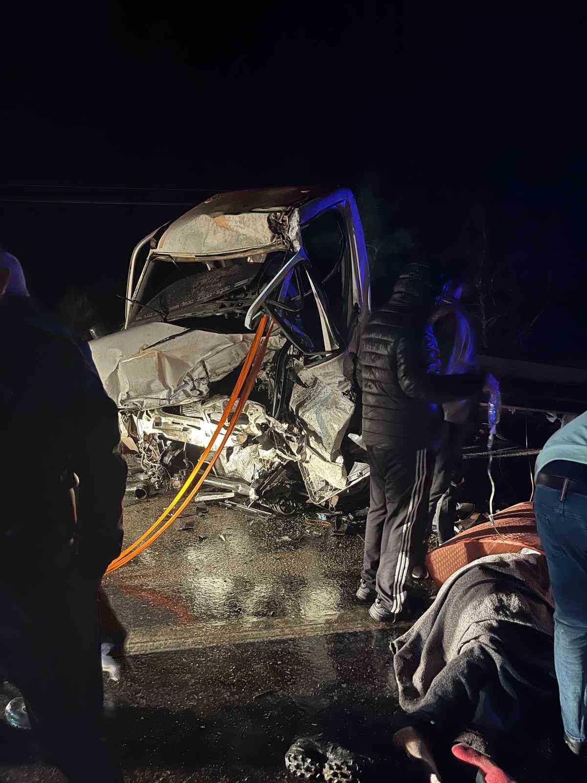 burdurda kamyonet ile tir carpisti 2si agir 3 yarali 0 qPbIdv7R