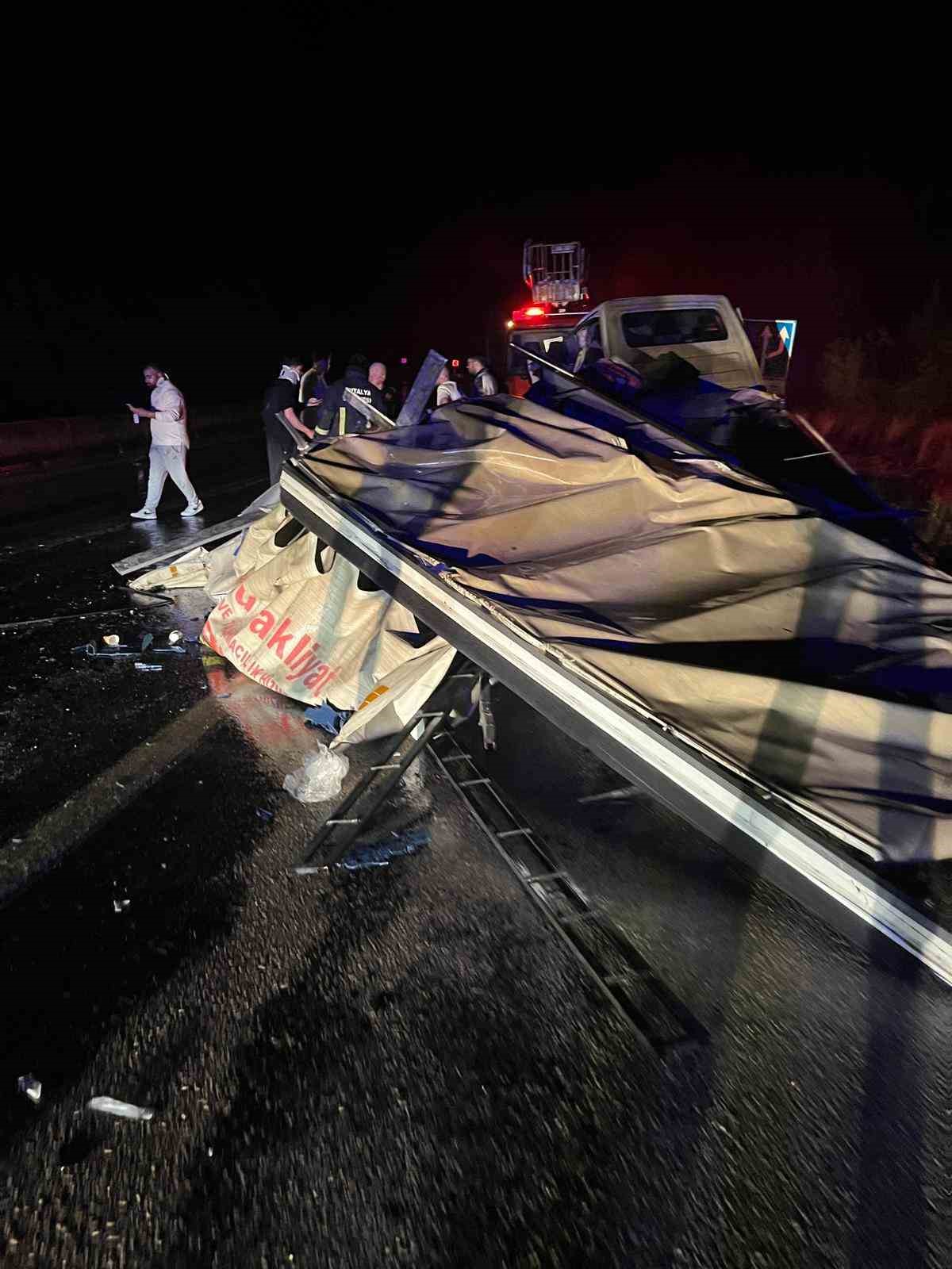 burdurda kamyonet ile tir carpisti 2si agir 3 yarali 1 l5gBWZTP