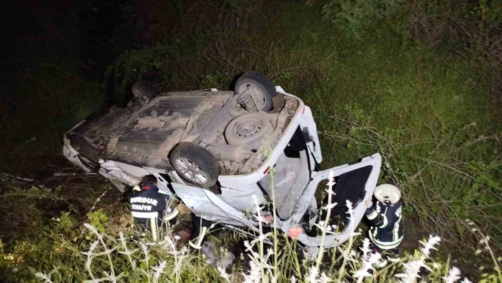 burdurda kontrolden cikan arac ucuruma devrildi 3 yarali 0 M6j2fyKL