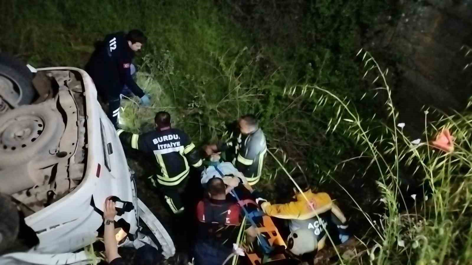 burdurda kontrolden cikan arac ucuruma devrildi 3 yarali 1 LEAajWSd