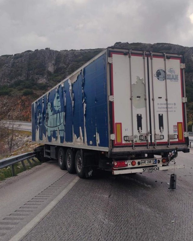 burdurda kontrolden cikan tir demir bariyerlere carpti 1 3AW9dMq3