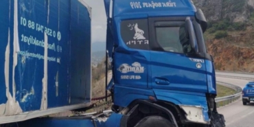 burdurda-kontrolden-cikan-tir-demir-bariyerlere-carpti-RkjZ69DX.jpg