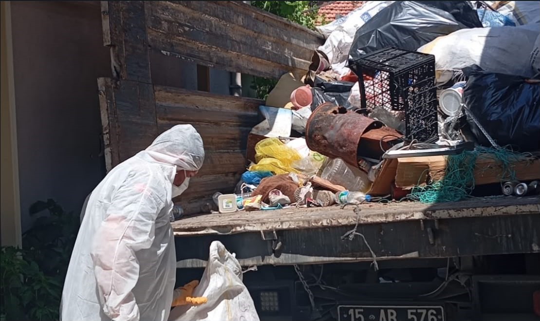 Burdur’da kötü kokunun kaynağı çöp ev çıktı: 3 kamyon atık çıkarıldı 4 burdurda kotu kokunun kaynagi cop ev cikti 3 kamyon atik cikarildi 0 C9wrRfK7