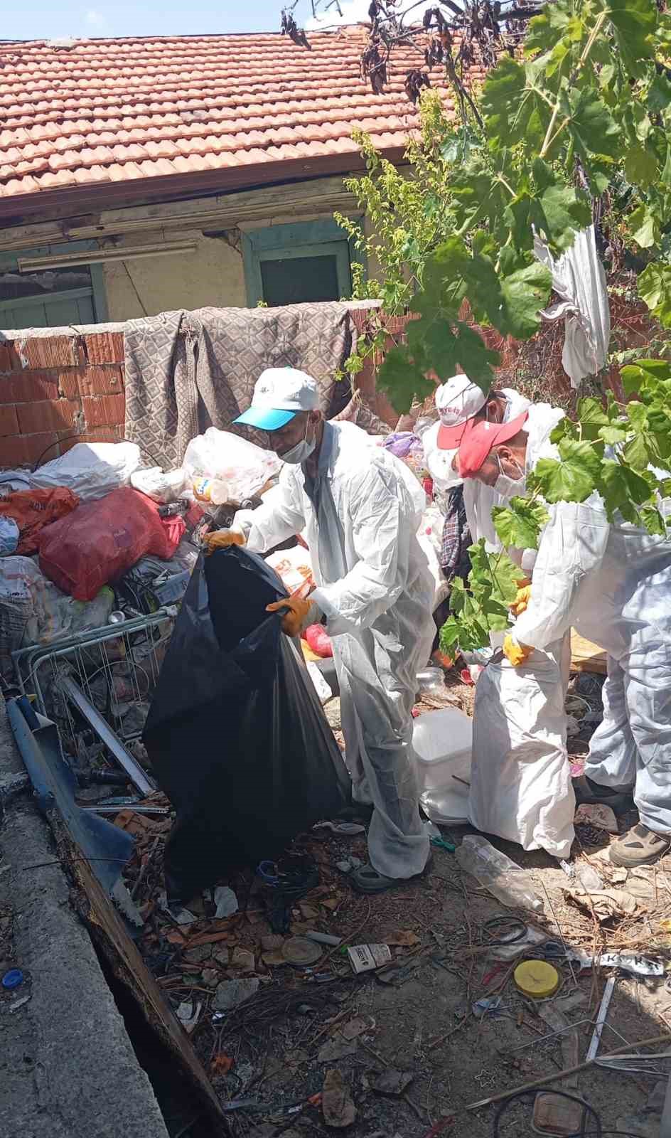 Burdur’da kötü kokunun kaynağı çöp ev çıktı: 3 kamyon atık çıkarıldı 5 burdurda kotu kokunun kaynagi cop ev cikti 3 kamyon atik cikarildi 1