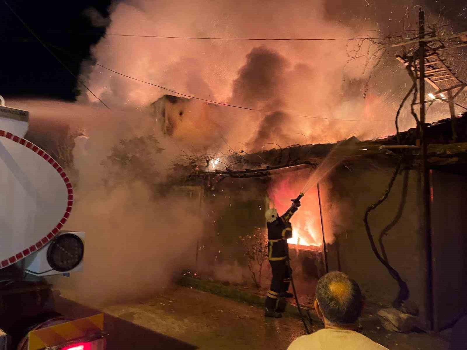burdurda koyde cikan yanginda 2 ev 1 ahir kullanilmaz hale geldi 4 6pL5iIk9