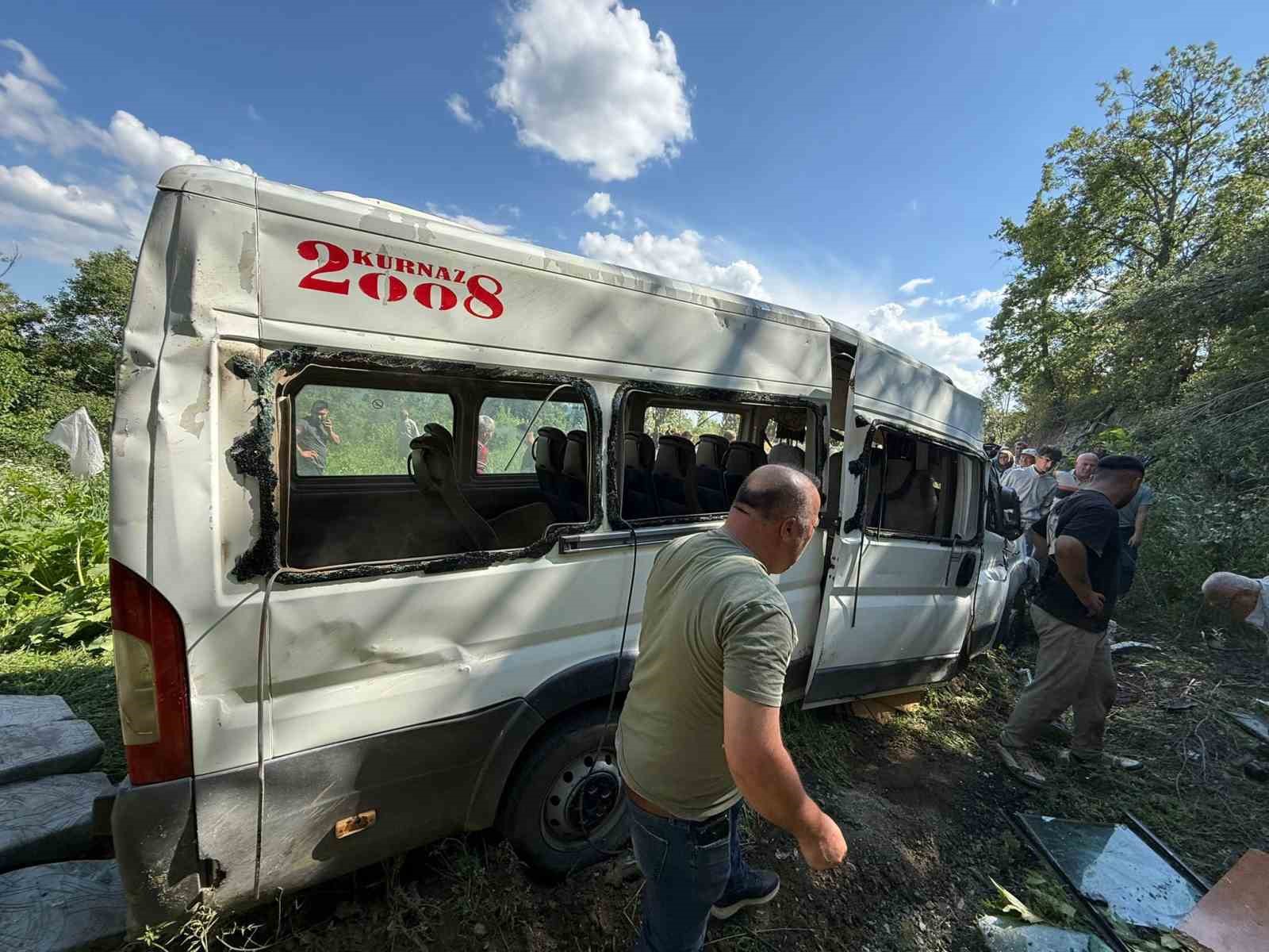 burdurda minibus tarlaya uctu 8 yarali 0 VzKgvAGl