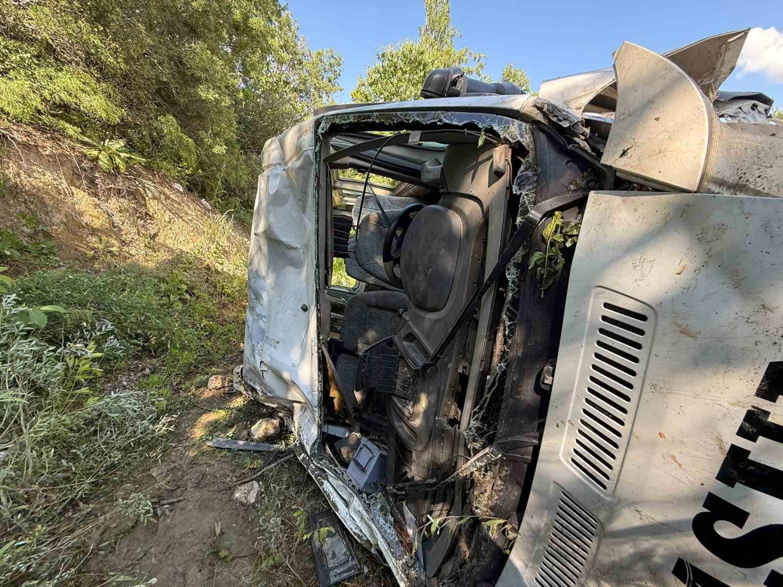 burdurda minibus tarlaya uctu 8 yarali 1