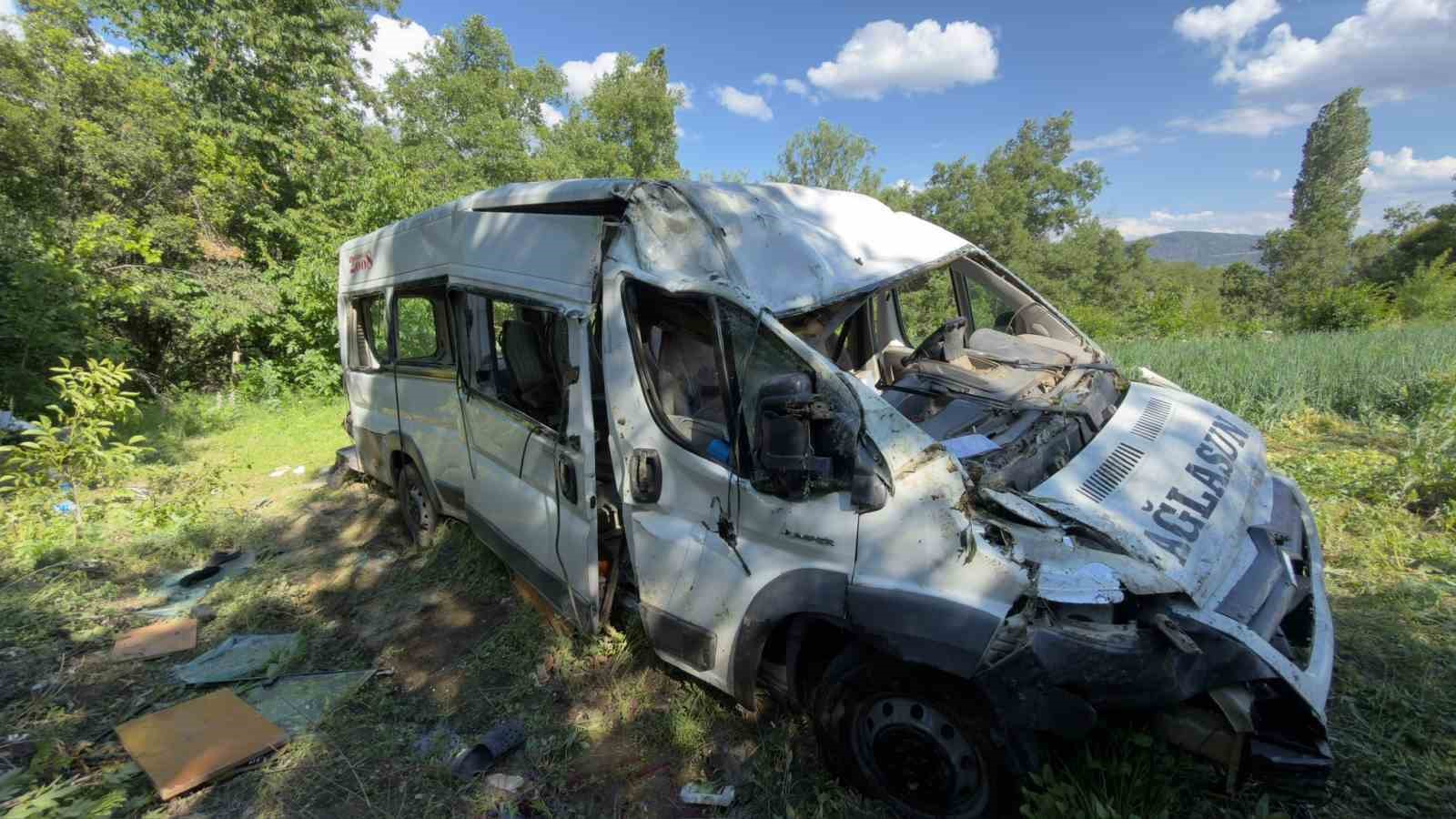burdurda minibus tarlaya uctu 8 yarali 2 18j8A8NA