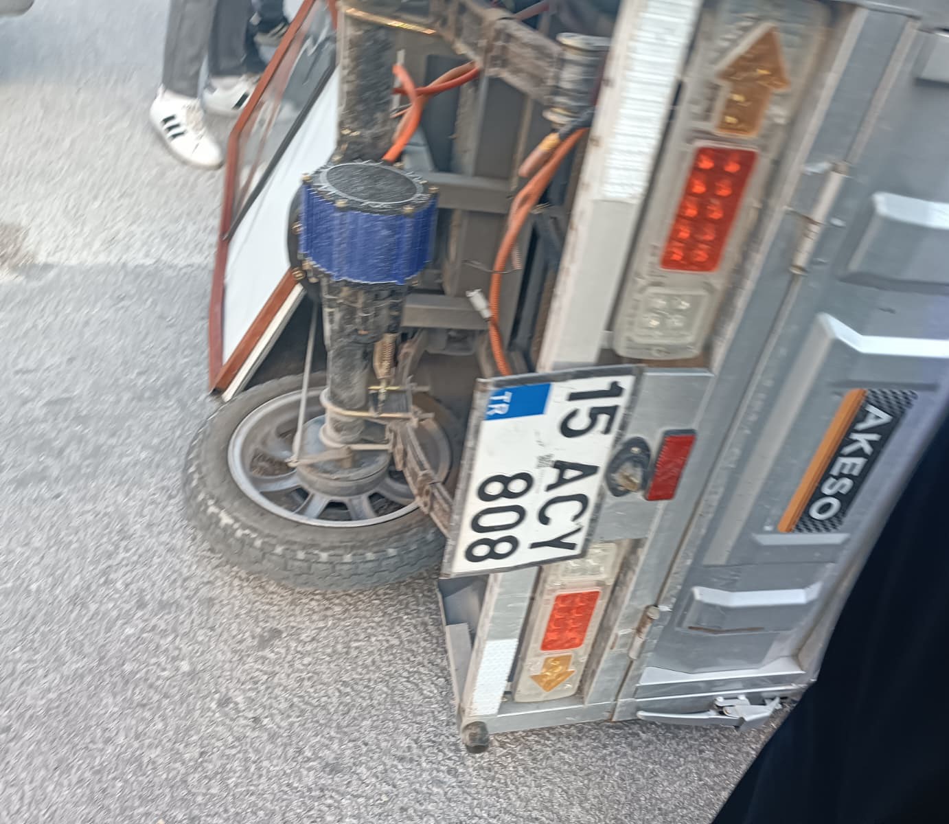 burdurda minibusle uc tekerlekli motosiklet carpisti 2 yarali 0 uX2a4Zuk