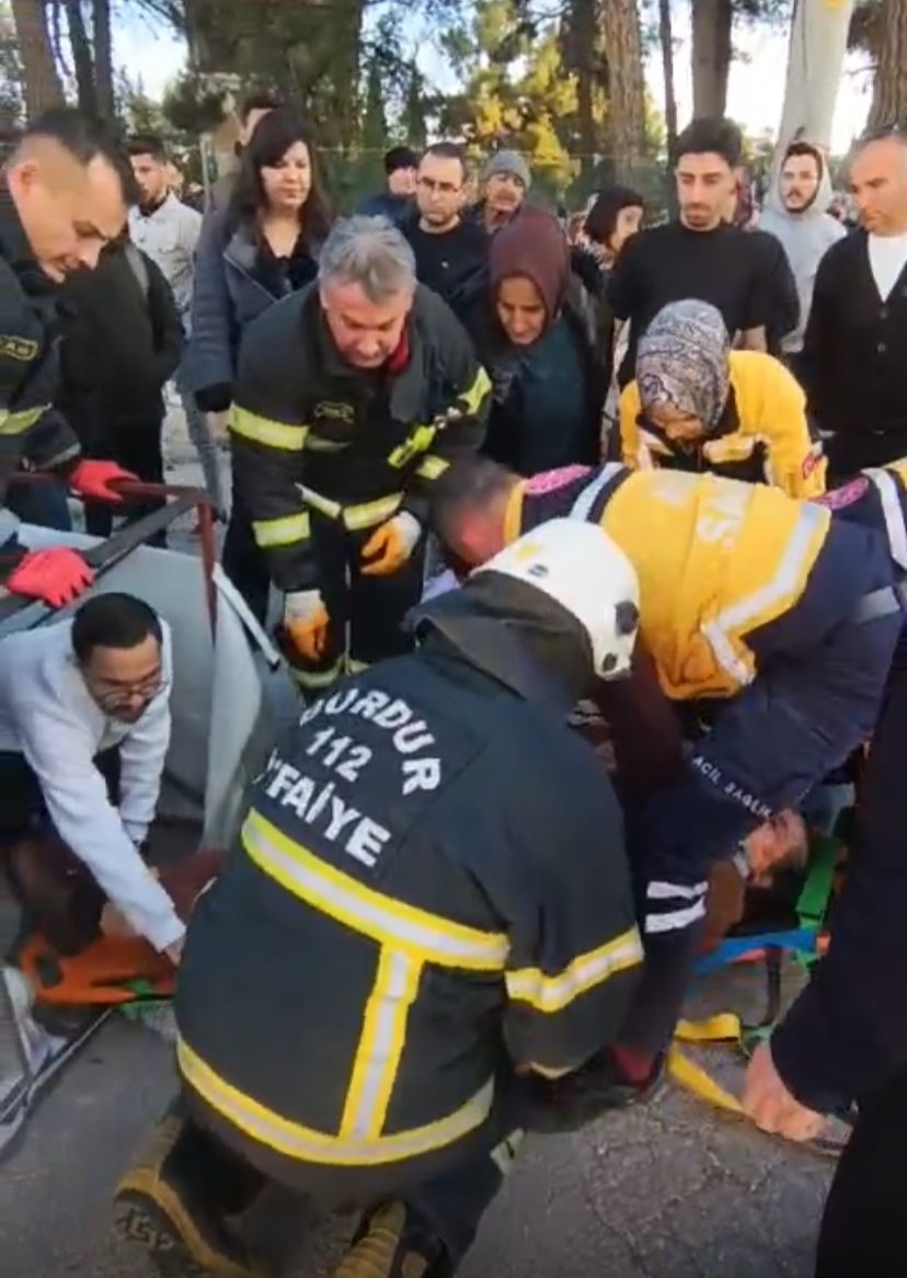 burdurda minibusle uc tekerlekli motosiklet carpisti 2 yarali 1 BI7thqP4