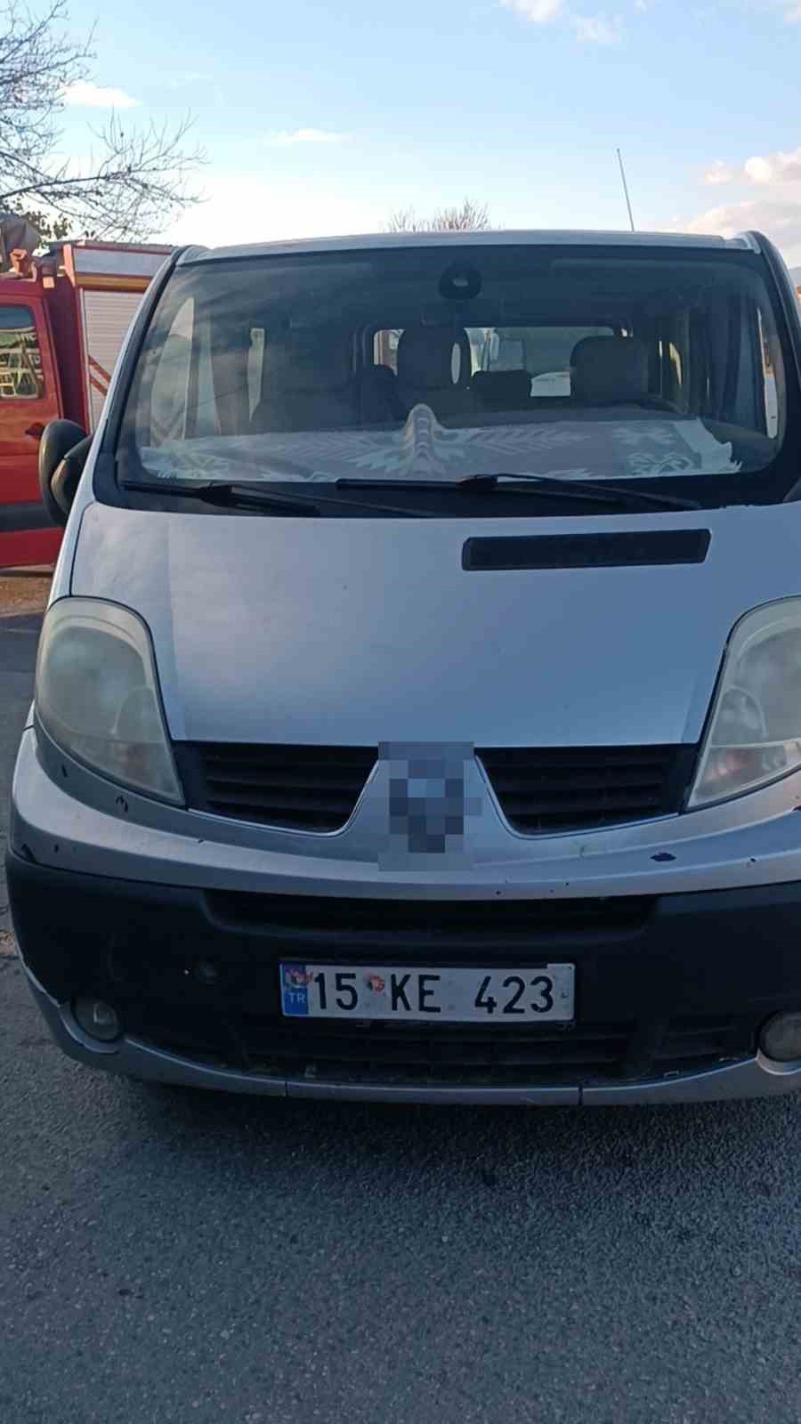 burdurda minibusle uc tekerlekli motosiklet carpisti 2 yarali 2 Z2tfA8Jm
