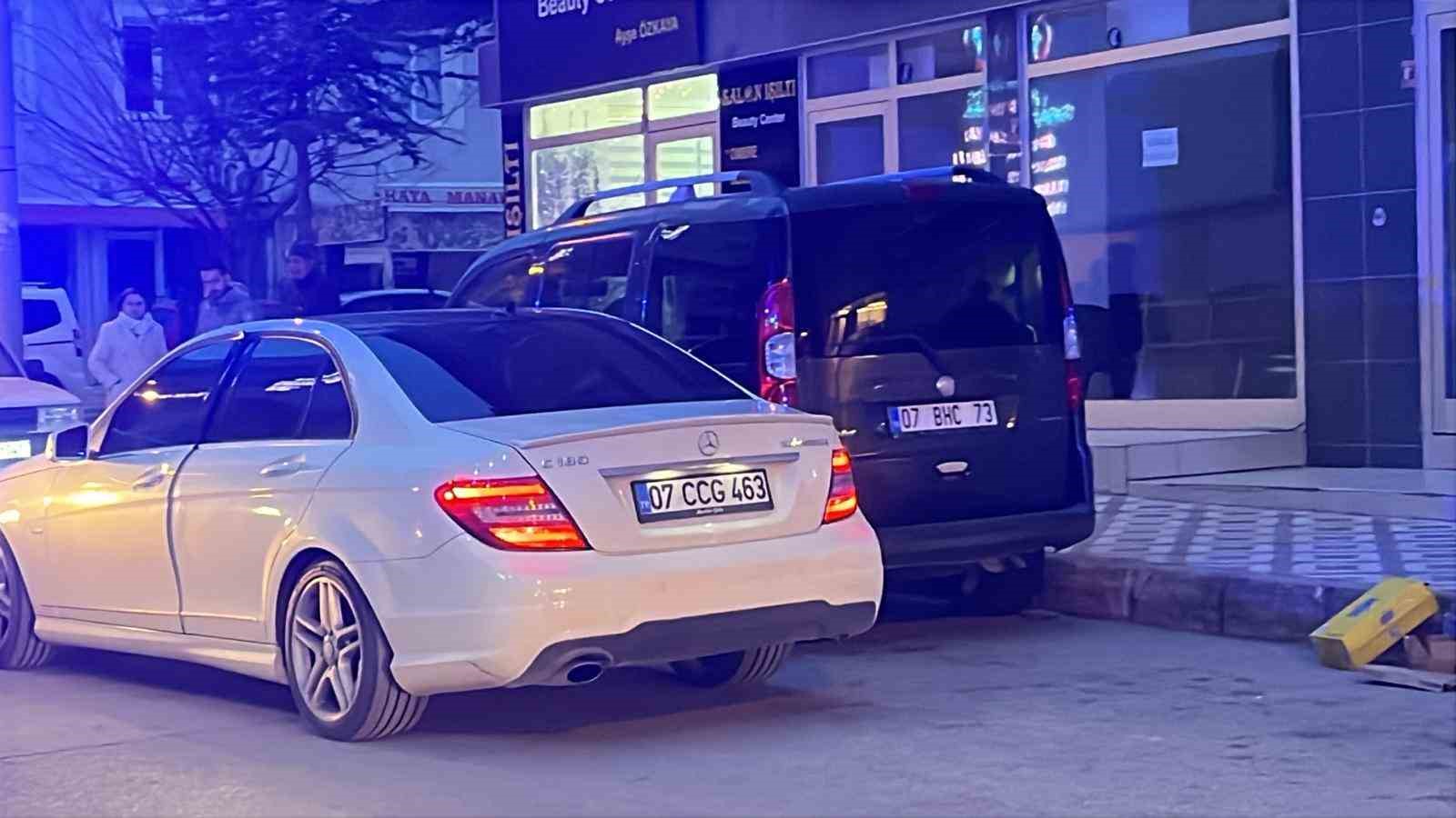 Burdur’da motosiklet park halindeki otomobile çarptı: 2 yaralı 5 burdurda motosiklet park halindeki otomobile carpti 2 yarali 1 1zyti4n4