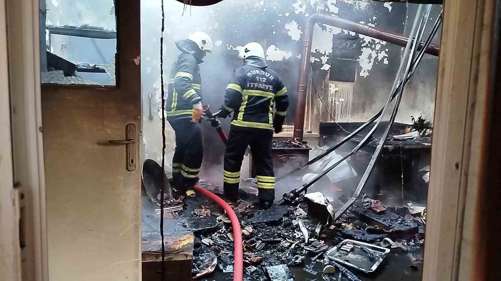 burdurda mustakil evde yangin panigi 1 iEy72XCW