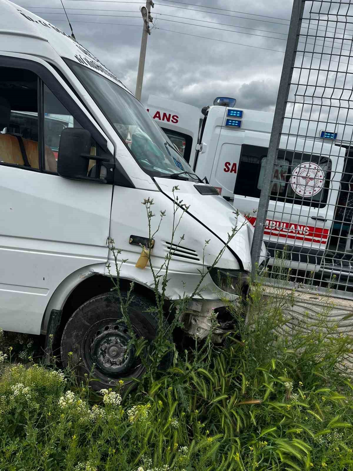 burdurda okul servisi ile otomobil carpisti 7 yarali 1