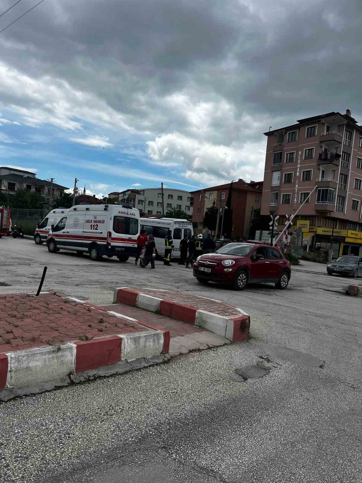 burdurda okul servisi ile otomobil carpisti 7 yarali 2