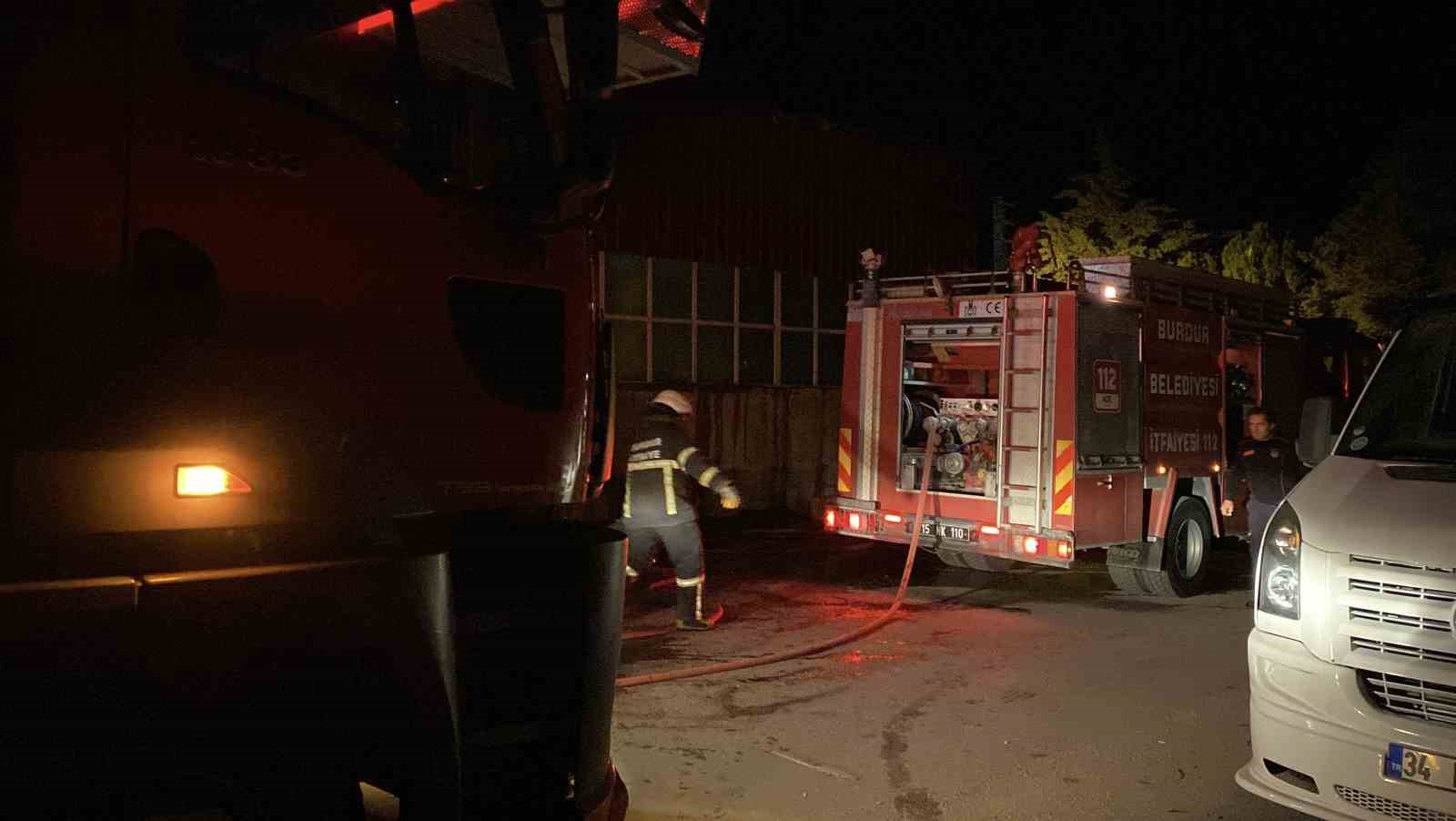 Burdur’da oto boyama atölyesinde çıkan yangın korkuttu 5 burdurda oto boyama atolyesinde cikan yangin korkuttu 1 KvmMKPHY