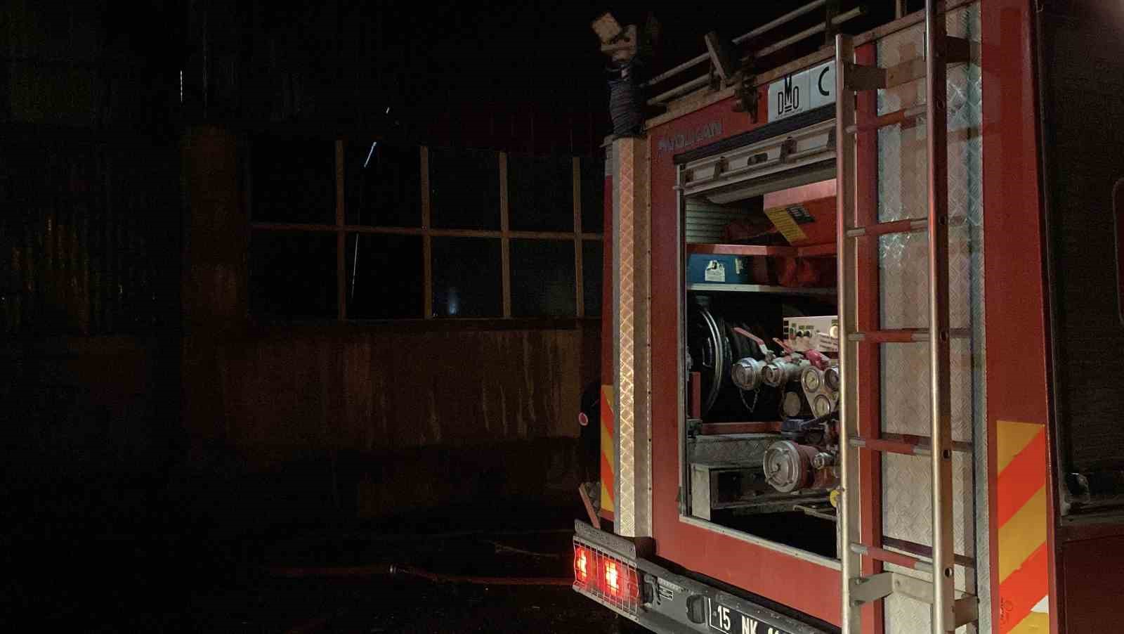 Burdur’da oto boyama atölyesinde çıkan yangın korkuttu 6 burdurda oto boyama atolyesinde cikan yangin korkuttu 2 7qby21Sj