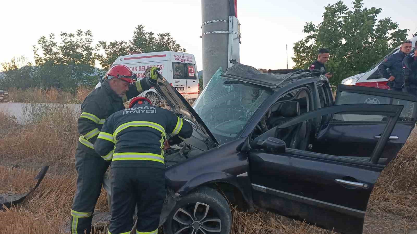 burdurda otomobil elektrik diregine carpti 1 yarali 1 AP9lR1Z7