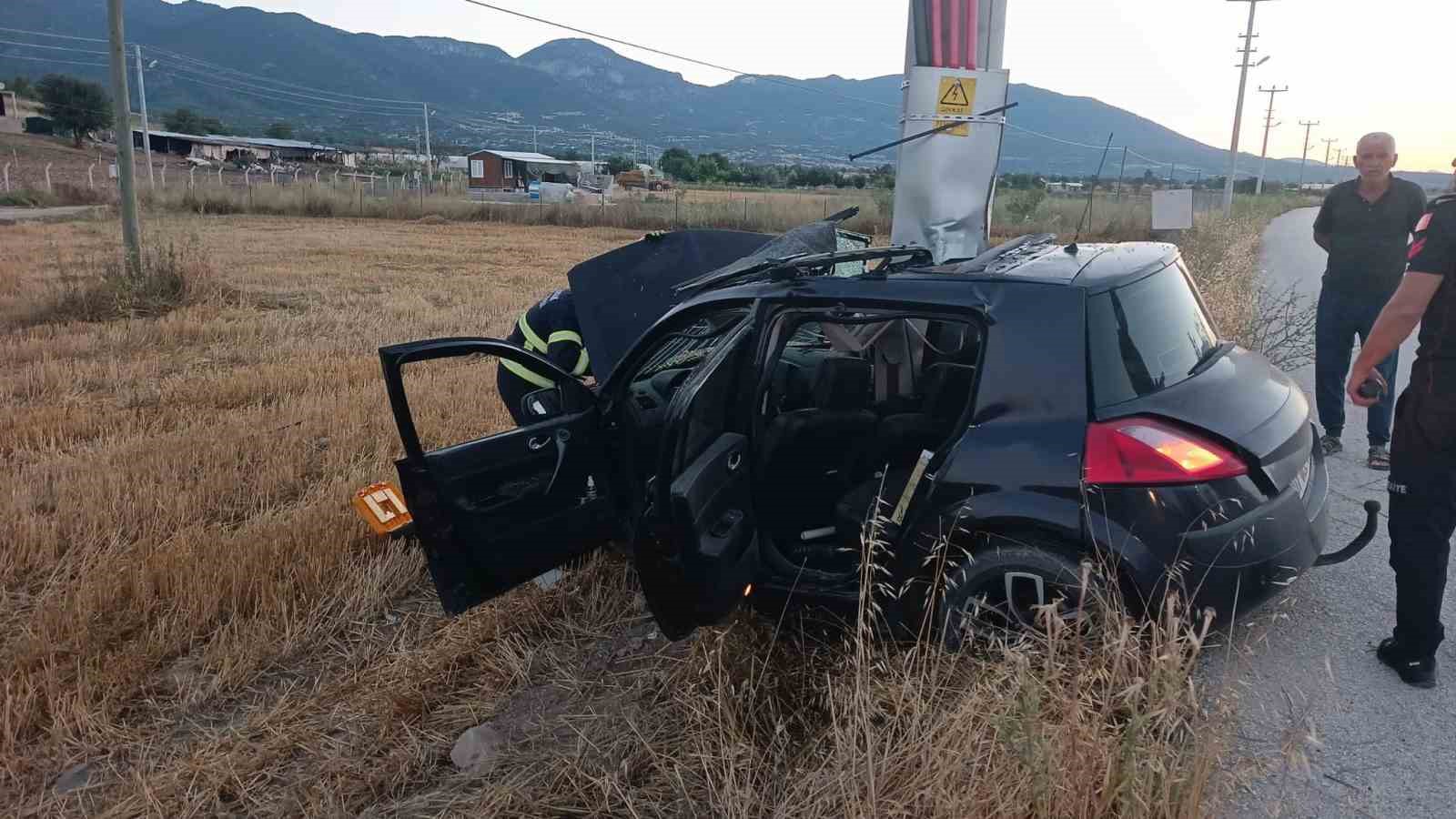 burdurda otomobil elektrik diregine carpti 1 yarali 2 qjIvPtAL