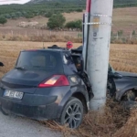 burdurda-otomobil-elektrik-diregine-carpti-1-yarali-lIkNGzF7.jpg