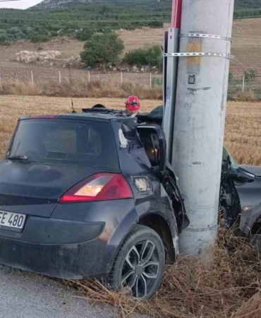 burdurda-otomobil-elektrik-diregine-carpti-1-yarali-lIkNGzF7.jpg