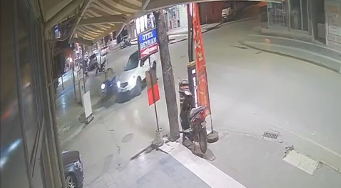Burdur’da otomobil ile çarpışan motosikletlinin yaralandığı kaza kamerada 6 burdurda otomobil ile carpisan motosikletlinin yaralandigi kaza kamerada 2