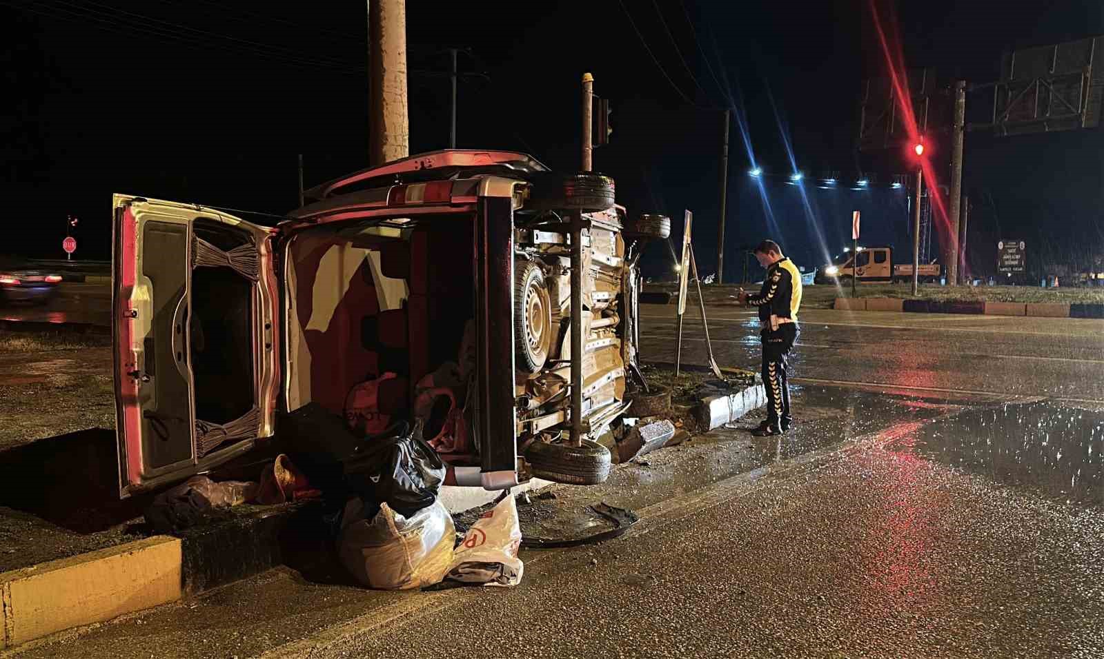 burdurda otomobil ile hafif ticari arac carpisti 1 olu 5 yarali 0