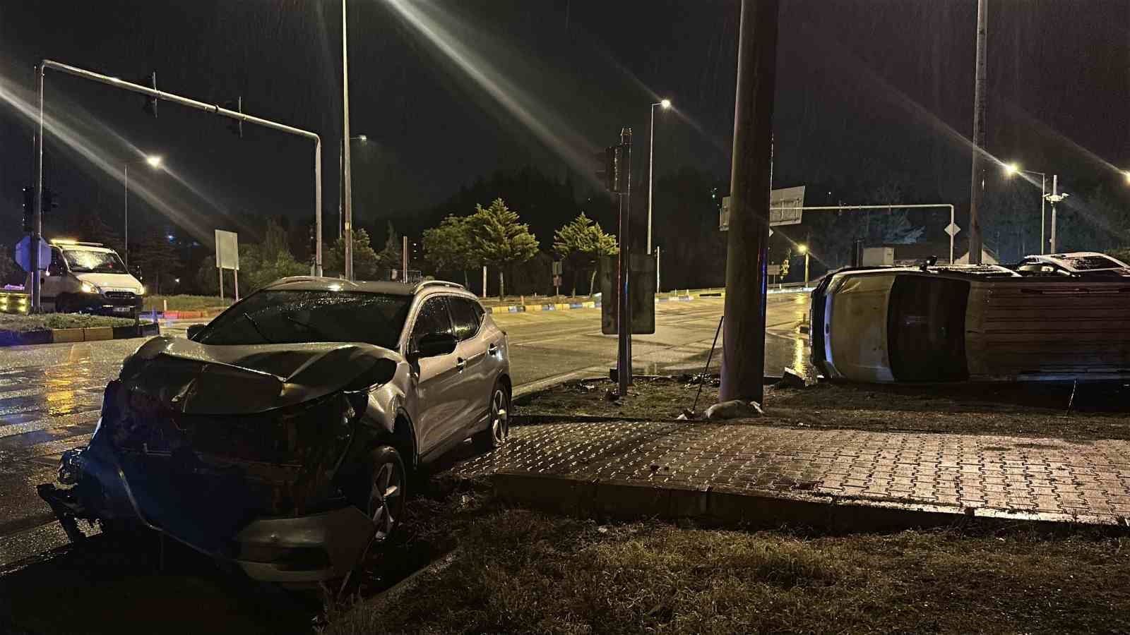 burdurda otomobil ile hafif ticari arac carpisti 1 olu 5 yarali 2 jtQ9wEWe