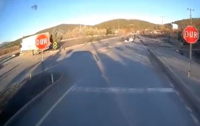 burdurda otomobil ile kamyon carpisti kaza ani kamerada 0 XWb7kplV