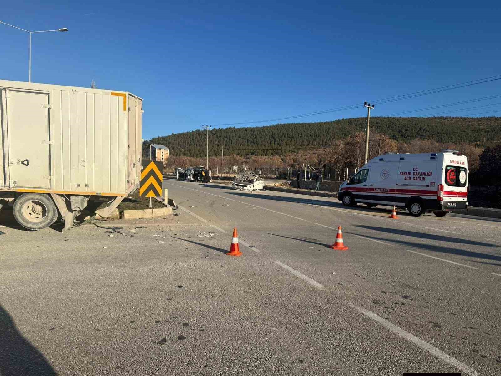 burdurda otomobil ile kamyon carpisti kaza ani kamerada 1 fGnYTcXJ