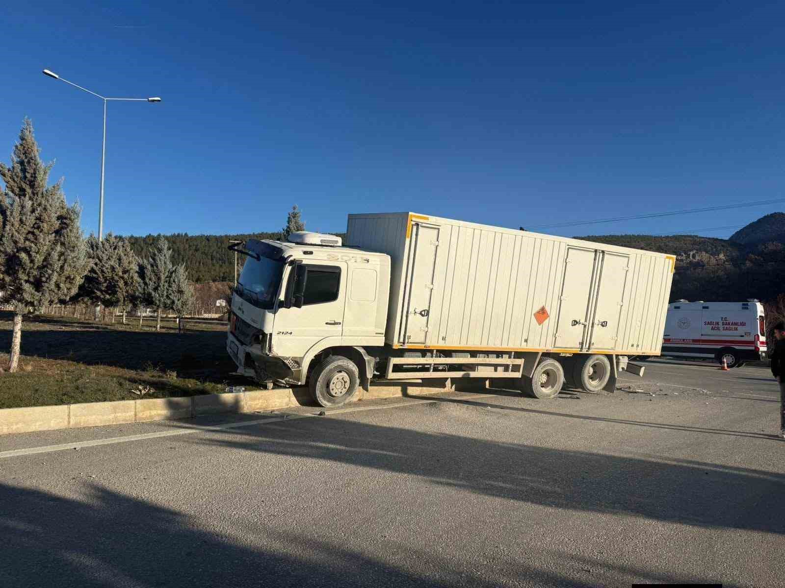 burdurda otomobil ile kamyon carpisti kaza ani kamerada 2 HUXDub8u